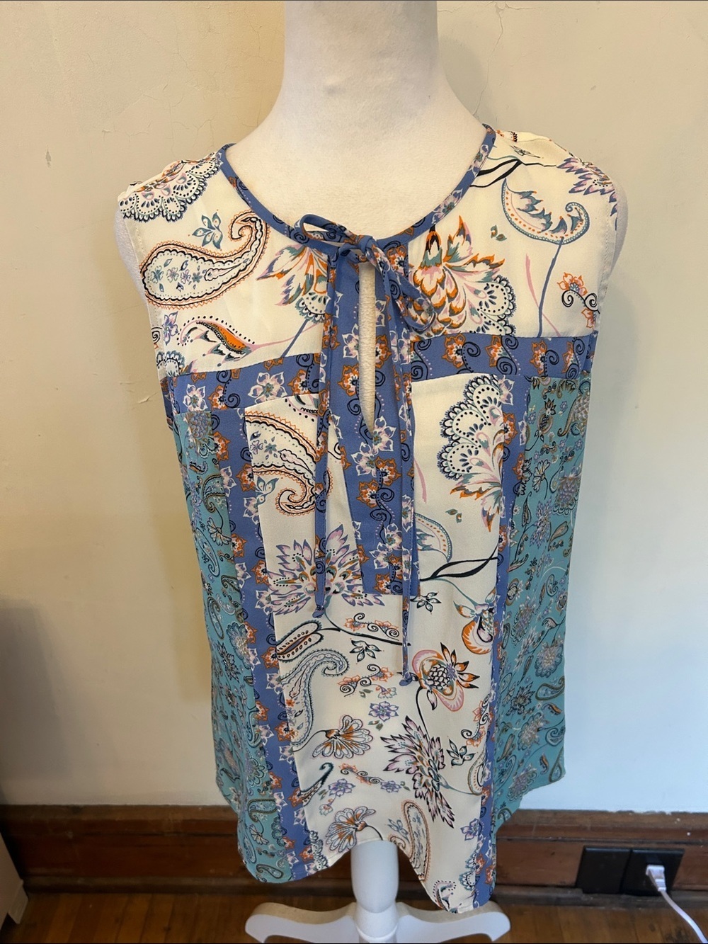 DR2 Sleeveless Paisley Tie-Neck Top in Blue and Cream Size S EUC